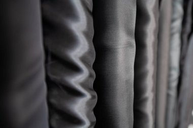 Modaya uygun kumaş koleksiyonu. Moda koleksiyonu yapmak için farklı doğal kumaş örnekleri. Mağazada ya da terzi deposunda bir sürü kumaş var. Yüksek kalite fotoğraf