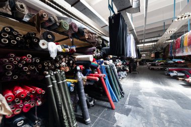 Modaya uygun kumaş koleksiyonu. Moda koleksiyonu yapmak için farklı doğal kumaş örnekleri. Mağazada ya da terzi deposunda bir sürü kumaş var. Yüksek kalite fotoğraf