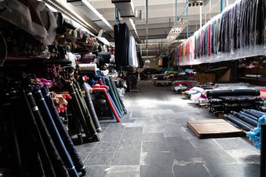 Kumaş örnekleriyle dolu endüstriyel bir deponun içinde. Küçük işletme renkli tekstil deposu. Yüksek kalite fotoğraf