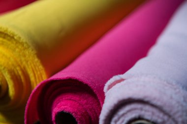 Modaya uygun kumaş koleksiyonu. Moda koleksiyonu yapmak için farklı doğal kumaş örnekleri. Mağazada ya da terzi deposunda bir sürü kumaş var. Yüksek kalite fotoğraf