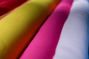 Modaya uygun kumaş koleksiyonu. Moda koleksiyonu yapmak için farklı doğal kumaş örnekleri. Mağazada ya da terzi deposunda bir sürü kumaş var. Yüksek kalite fotoğraf