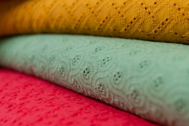 Modaya uygun kumaş koleksiyonu. Moda koleksiyonu yapmak için farklı doğal kumaş örnekleri. Mağazada ya da terzi deposunda bir sürü kumaş var. Yüksek kalite fotoğraf