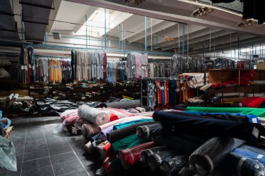 Kumaş örnekleriyle dolu endüstriyel bir deponun içinde. Küçük işletme renkli tekstil deposu. Yüksek kalite fotoğraf