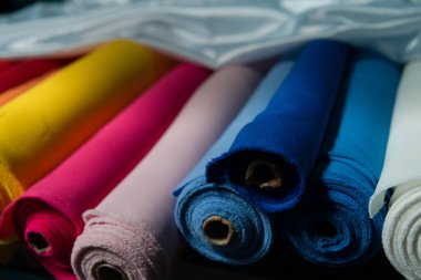 Modaya uygun kumaş koleksiyonu. Moda koleksiyonu yapmak için farklı doğal kumaş örnekleri. Mağazada ya da terzi deposunda bir sürü kumaş var. Yüksek kalite fotoğraf