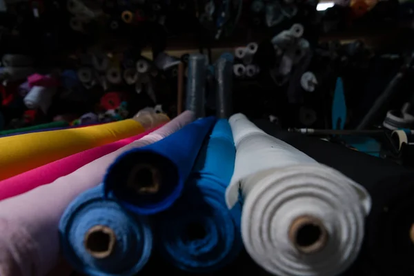 内部的工业仓库与面料辊样样品 小企业纺织品五彩缤纷的仓库 高质量的照片 — 图库照片