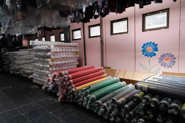 Egy Ipari Raktár Belseje Szövettekercsekkel Kisvállalkozás Textil Színes Raktár Kiváló — Stock Fotó