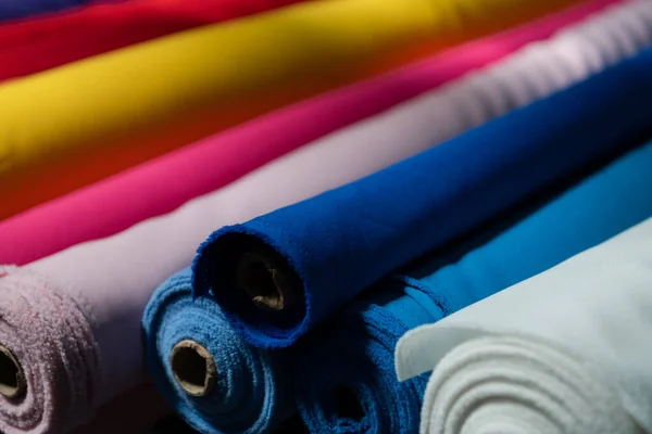 Wnętrze Magazynu Przemysłowego Próbkami Tkanin Mały Biznes Tekstylny Kolorowy Magazyn — Zdjęcie stockowe