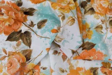 Modaya uygun kumaş koleksiyonu. Moda koleksiyonu yapmak için farklı doğal kumaş örnekleri. Mağazada ya da terzi deposunda bir sürü kumaş var. Yüksek kalite fotoğraf