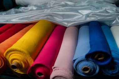 Modaya uygun kumaş koleksiyonu. Moda koleksiyonu yapmak için farklı doğal kumaş örnekleri. Mağazada ya da terzi deposunda bir sürü kumaş var. Yüksek kalite fotoğraf