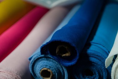 Modaya uygun kumaş koleksiyonu. Moda koleksiyonu yapmak için farklı doğal kumaş örnekleri. Mağazada ya da terzi deposunda bir sürü kumaş var. Yüksek kalite fotoğraf