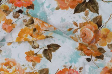 Modaya uygun kumaş koleksiyonu. Moda koleksiyonu yapmak için farklı doğal kumaş örnekleri. Mağazada ya da terzi deposunda bir sürü kumaş var. Yüksek kalite fotoğraf