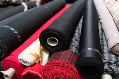 Kumaş örnekleriyle dolu endüstriyel bir deponun içinde. Küçük işletme renkli tekstil deposu. Yüksek kalite fotoğraf