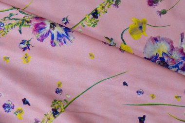 Modaya uygun kumaş koleksiyonu. Moda koleksiyonu yapmak için farklı doğal kumaş örnekleri. Mağazada ya da terzi deposunda bir sürü kumaş var. Yüksek kalite fotoğraf