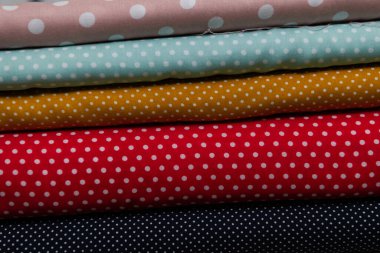 Modaya uygun kumaş koleksiyonu. Moda koleksiyonu yapmak için farklı doğal kumaş örnekleri. Mağazada ya da terzi deposunda bir sürü kumaş var. Yüksek kalite fotoğraf
