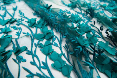 Modaya uygun kumaş koleksiyonu. Moda koleksiyonu yapmak için farklı doğal kumaş örnekleri. Mağazada ya da terzi deposunda bir sürü kumaş var. Yüksek kalite fotoğraf