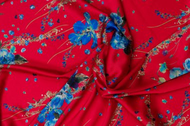 Modaya uygun kumaş koleksiyonu. Moda koleksiyonu yapmak için farklı doğal kumaş örnekleri. Mağazada ya da terzi deposunda bir sürü kumaş var. Yüksek kalite fotoğraf