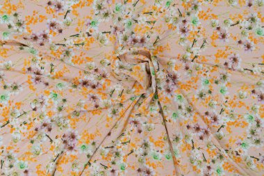 Modaya uygun kumaş koleksiyonu. Moda koleksiyonu yapmak için farklı doğal kumaş örnekleri. Mağazada ya da terzi deposunda bir sürü kumaş var. Yüksek kalite fotoğraf