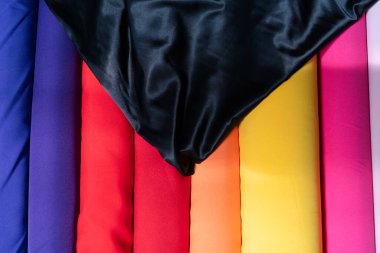 Modaya uygun kumaş koleksiyonu. Moda koleksiyonu yapmak için farklı doğal kumaş örnekleri. Mağazada ya da terzi deposunda bir sürü kumaş var. Yüksek kalite fotoğraf