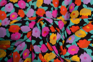 Modaya uygun kumaş koleksiyonu. Moda koleksiyonu yapmak için farklı doğal kumaş örnekleri. Mağazada ya da terzi deposunda bir sürü kumaş var. Yüksek kalite fotoğraf