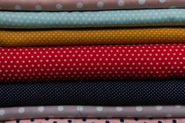 Modaya uygun kumaş koleksiyonu. Moda koleksiyonu yapmak için farklı doğal kumaş örnekleri. Mağazada ya da terzi deposunda bir sürü kumaş var. Yüksek kalite fotoğraf