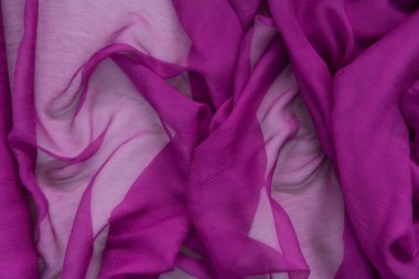 Modaya uygun kumaş koleksiyonu. Moda koleksiyonu yapmak için farklı doğal kumaş örnekleri. Mağazada ya da terzi deposunda bir sürü kumaş var. Yüksek kalite fotoğraf