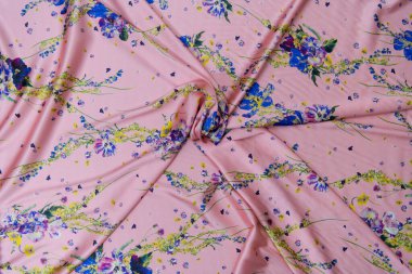 Modaya uygun kumaş koleksiyonu. Moda koleksiyonu yapmak için farklı doğal kumaş örnekleri. Mağazada ya da terzi deposunda bir sürü kumaş var. Yüksek kalite fotoğraf