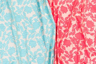 Modaya uygun kumaş koleksiyonu. Moda koleksiyonu yapmak için farklı doğal kumaş örnekleri. Mağazada ya da terzi deposunda bir sürü kumaş var. Yüksek kalite fotoğraf