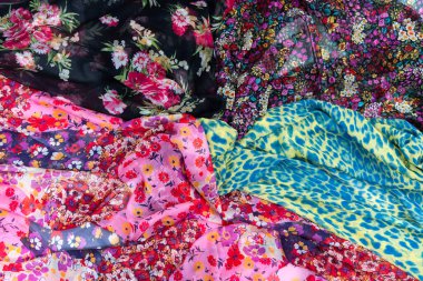 Modaya uygun kumaş koleksiyonu. Moda koleksiyonu yapmak için farklı doğal kumaş örnekleri. Mağazada ya da terzi deposunda bir sürü kumaş var. Yüksek kalite fotoğraf