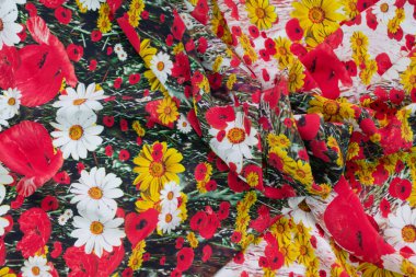 Modaya uygun kumaş koleksiyonu. Moda koleksiyonu yapmak için farklı doğal kumaş örnekleri. Mağazada ya da terzi deposunda bir sürü kumaş var. Yüksek kalite fotoğraf