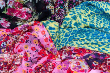 Modaya uygun kumaş koleksiyonu. Moda koleksiyonu yapmak için farklı doğal kumaş örnekleri. Mağazada ya da terzi deposunda bir sürü kumaş var. Yüksek kalite fotoğraf