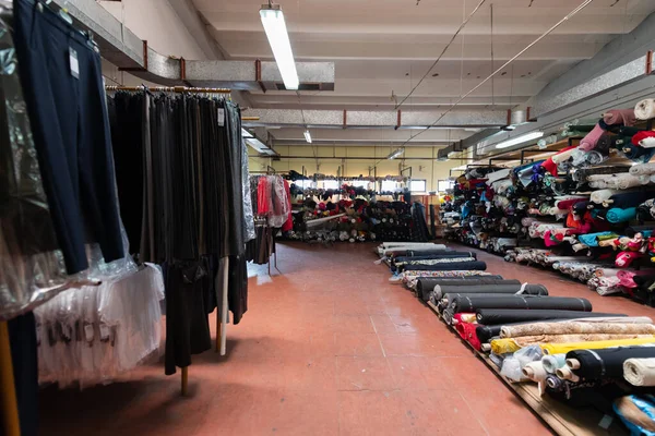 内部的工业仓库与面料辊样样品 小企业纺织品五彩缤纷的仓库 高质量的照片 — 图库照片
