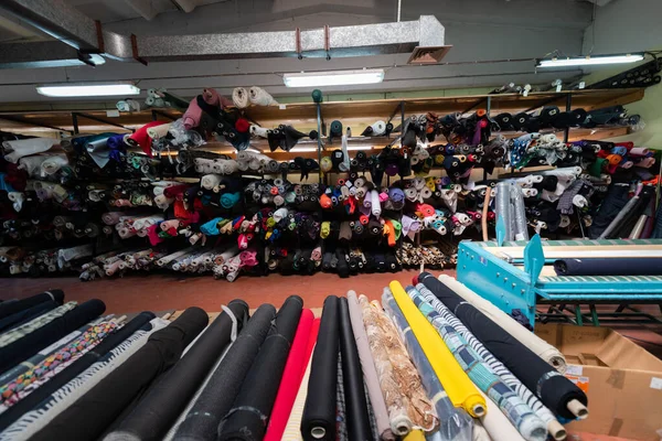 Interiör Ett Industrimagasin Med Tygrullar Prover Små Företag Textila Färgglada — Stockfoto