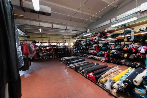 Innenraum Eines Industrielagers Mit Stoffrollenmustern Kleines Geschäft Textil Buntes Lager — Stockfoto
