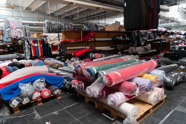 Interior Armazém Industrial Com Amostras Rolos Tecido Pequenos Negócios Têxtil — Fotografia de Stock