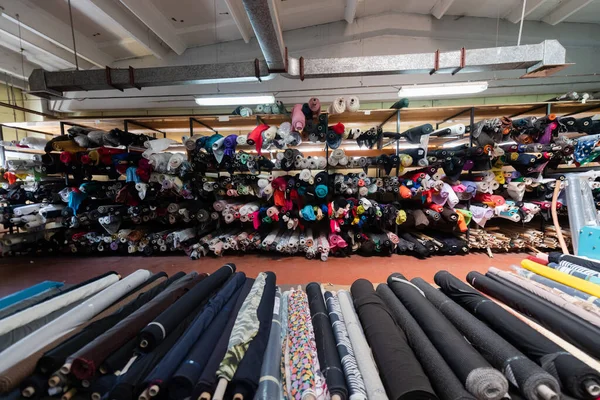 Egy Ipari Raktár Belseje Szövettekercsekkel Kisvállalkozás Textil Színes Raktár Kiváló — Stock Fotó