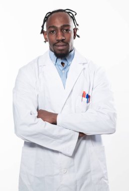 Doktor koyu tenli adam virüs uzmanı Ajan Corona virüs semineri kolları çapraz salgın virüs uzmanı izole edilmiş beyaz önlük giyiyor ve tablet bilgisayar kullanıyor. Yüksek kalite fotoğraf