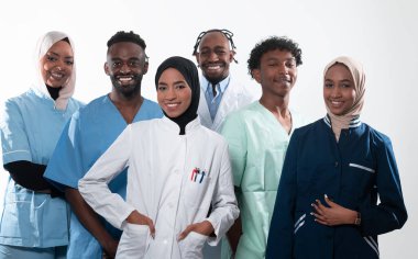 Bir grup doktor, hemşire ve profesyonel iş arkadaşları bir arada. Kendine güvenen çeşitli sağlık çalışanlarının portresi. Orta Doğulu ve Afrikalı, Müslüman tıp ekibi. Yüksek