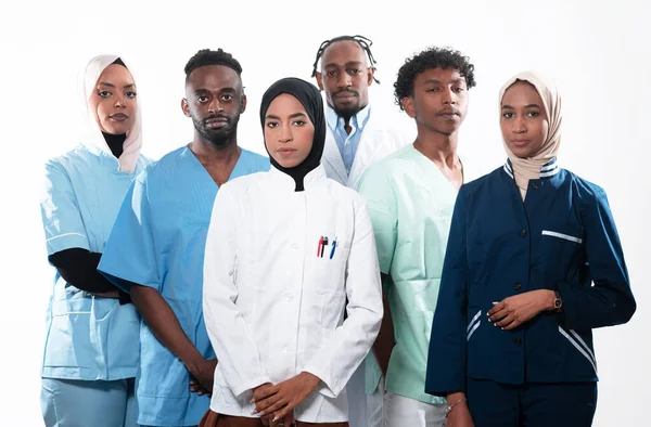 一緒に立って医師 看護師 医療専門家の同僚のチームまたはグループ 自信に満ちた多様な医療従事者の肖像 中東とアフリカ イスラム教徒の医療チーム — ストック写真