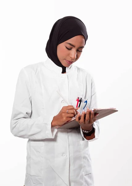 Porträtt Muslimsk Kvinnlig Sjuksköterska Autentisk Självsäker Hälso Och Sjukvårdspersonal Från — Stockfoto