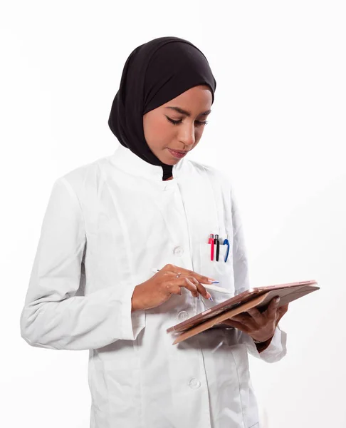 Porträtt Muslimsk Kvinnlig Sjuksköterska Autentisk Självsäker Hälso Och Sjukvårdspersonal Från — Stockfoto