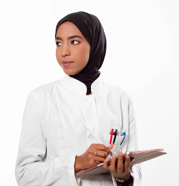 Retrato Una Enfermera Musulmana Autentico Trabajador Salud Oriente Medio Enfermera — Foto de Stock
