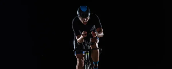 Egy Triatlonos Biciklizik Éjszaka Sötétjében Hogy Felkészüljön Maratonra Kontraszt Sötétség — Stock Fotó