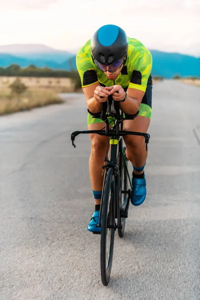 Triatleta Bicicletta Durante Tramonto Preparandosi Una Maratona Colori Caldi Del — Foto Stock