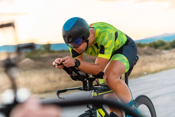 Triatleet Fietst Tijdens Zonsondergang Bereidt Zich Voor Een Marathon Warme — Stockfoto