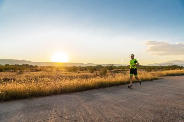 Sabahın erken saatlerinde profesyonel kıyafetlerle koşan triatloncu, maratona hazırlanıyor, spora ve bir maratonun mücadelesine hazırlanıyor.