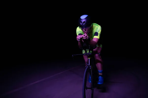Triatleta Monta Bicicleta Oscuridad Noche Empujándose Para Prepararse Para Maratón —  Fotos de Stock