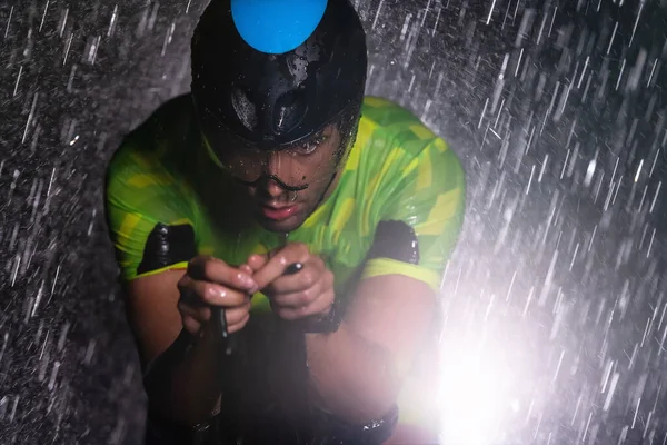Triatlet Kjemper Mot Regnet Mens Han Sykler Gjennom Natten Forbereder – stockfoto
