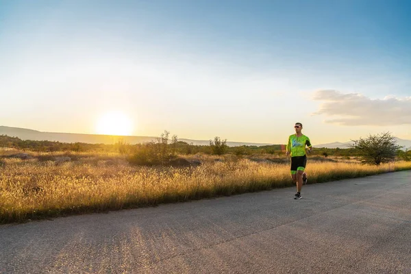 전문적 복장을 선수들이 아침에 달리기 마라톤을 준비하기 스포츠에 전념하기 마라톤에 — 스톡 사진