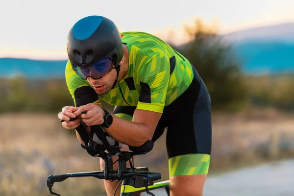Tett Foto Triatlet Som Sykler Solnedgang Forbereder Seg Maraton Himmelens – stockfoto