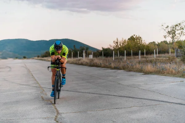 Triathlète Vélo Pendant Coucher Soleil Préparant Pour Marathon Les Couleurs — Photo